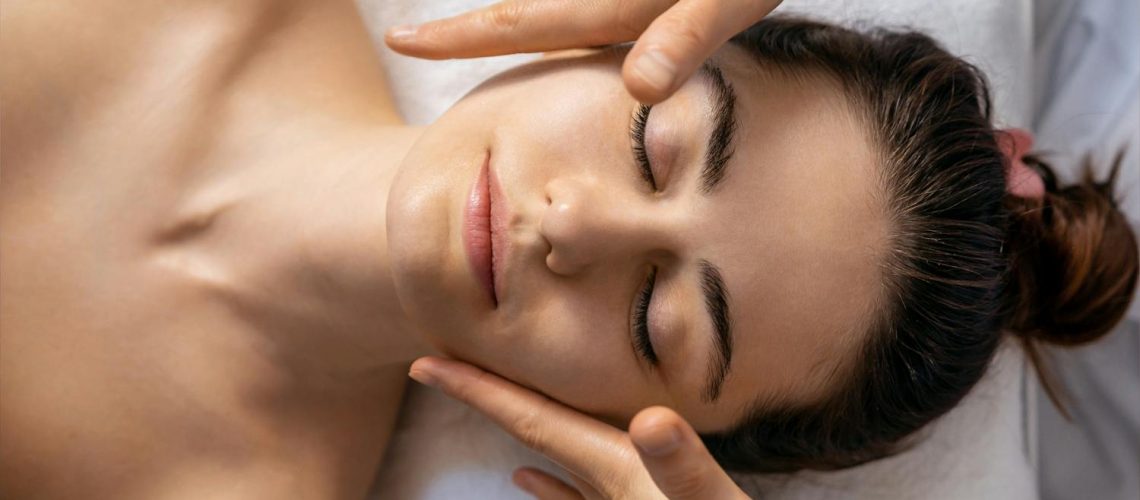 6 massages anti-âge pour rajeunir le visage 6 massages anti-âge pour rajeunir le visage